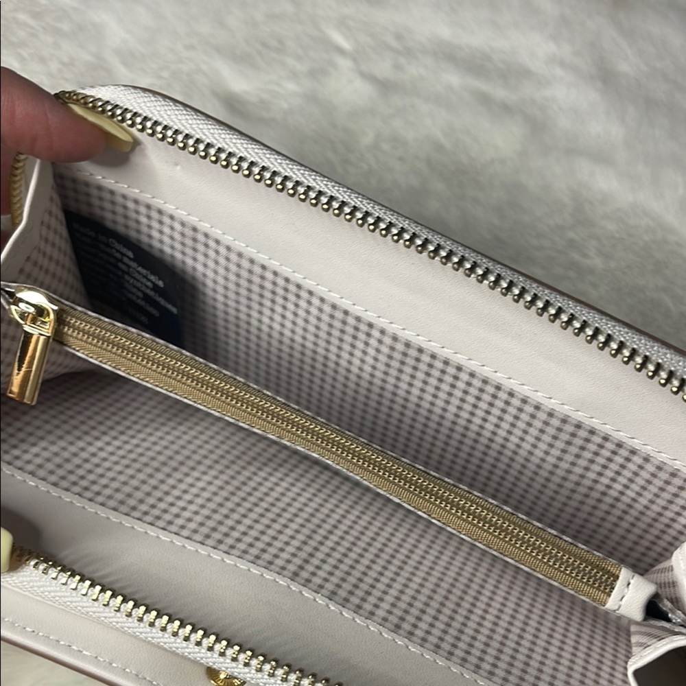 Nanette Lepore White vegan Leather Wallet with Embossed Logo - Picture 4 of 9